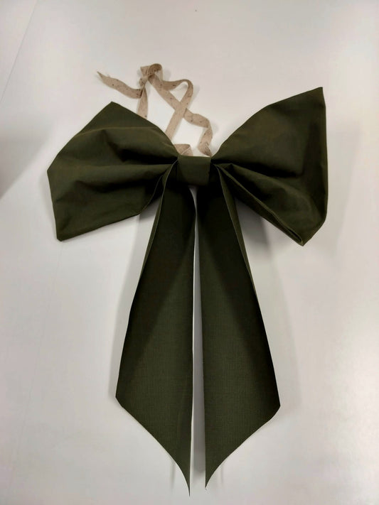 Een strik als kerstdecoratie te gebruiken, gemaakt van restdelen van zonwering stoffen